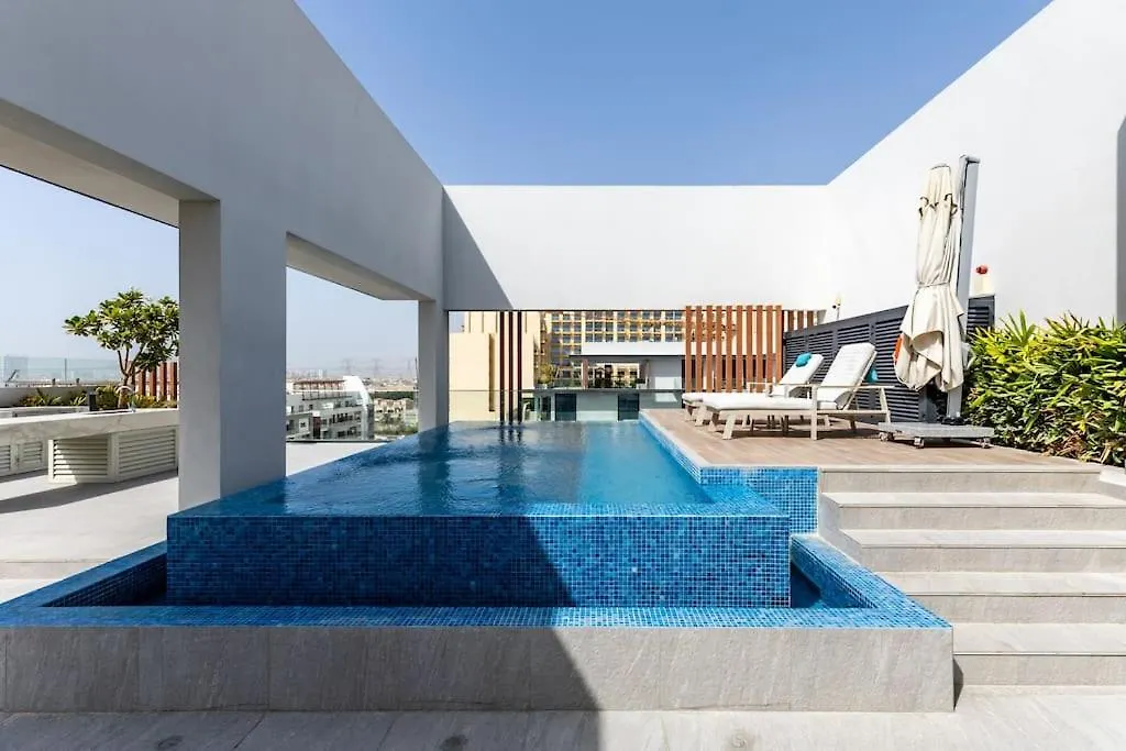 Waves - Luxurious Comfort With City Views In Oxford 212 Dubai Apartment