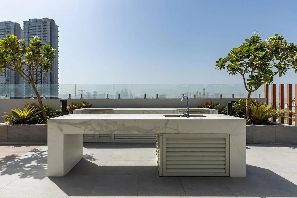Waves - Luxurious Comfort With City Views In Oxford 212 Dubai Apartment