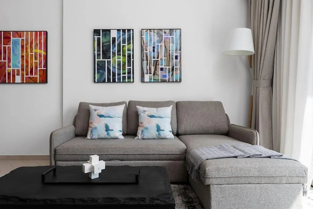 Waves - Luxurious Comfort With City Views In Oxford 212 Dubai Apartment
